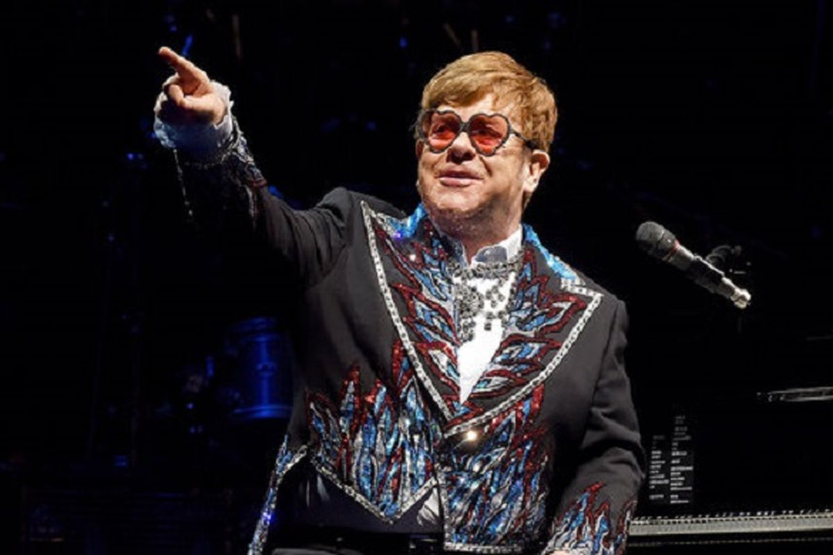 Penyanyi dan pencipta lagu asal Inggris, Elton John.