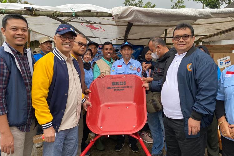 Tim Relawan LLDikti III yang menyalurkan bantuan ke para penyitas erupsi gunung semeru di Lumajang Jawa Timur