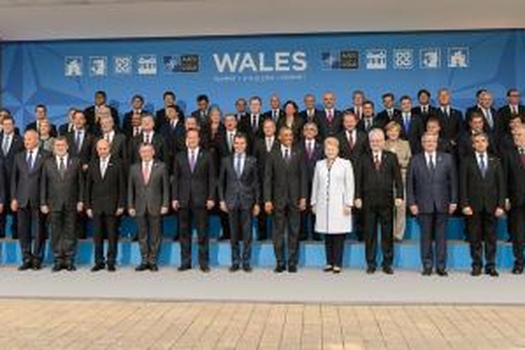 Para pemimpin 28 negara anggota NATO berfoto bersama sesaat sebelum pembukaan KTT NATO di Newport, Wales.
