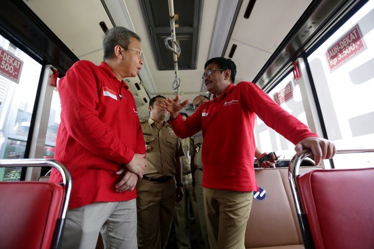 Pelaksana Tugas (Plt) Gubernur DKI Jakarta Djarot Saiful Hidayat (kanan) saat uji coba pengoperasian layanan bus transjakarta koridor 13 (Tendean-Ciledug), Jakarta, Senin (15/5/2017). Jalur transjakarta sepanjang 9,3 kilometer ini akan dilengkapi 12 halte dan direncanakan beroperasi mulai Juni 2017.