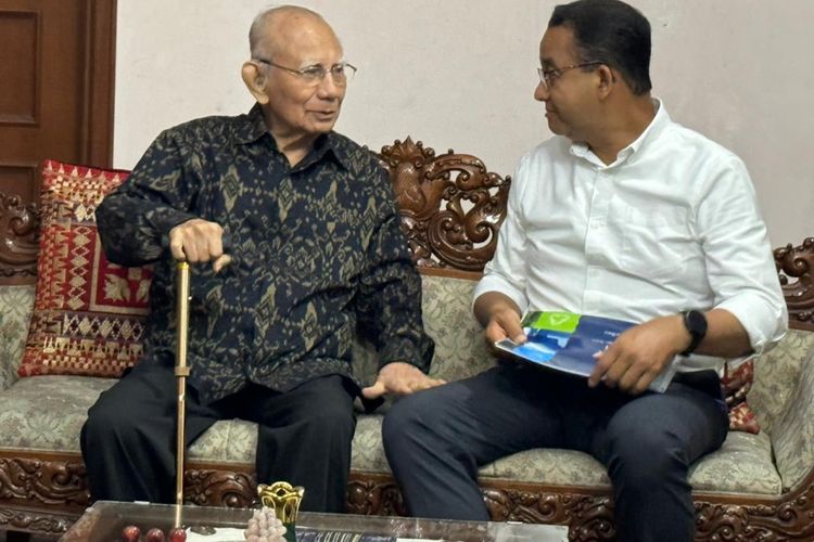 Capres nomor urut 1, Anies Baswedan saat bertemu dengan ekonom senior yang juga mantan menteri, Emil Salim di kediamananya, kawasan Patra Kuningan, Jakarta Selatan, Minggu (29/1/2024).