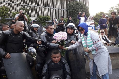 Neno Warisman Minta Emak-emak Bagikan Bunga kepada Polisi di Bawaslu