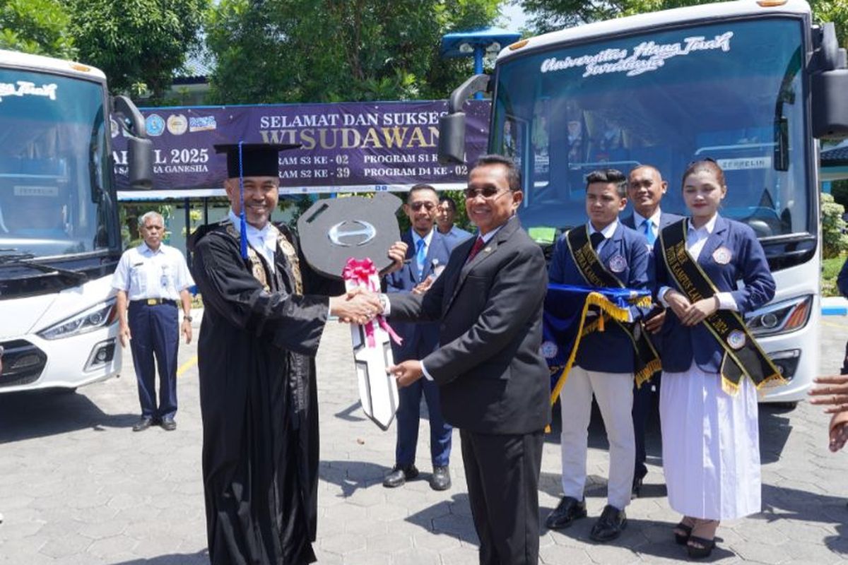 Penyerahan dua unit bus operasional kampus bantuan dari KASAL yang diserahkan oleh Ketua Pengurus Yayasan Nala kepada Rektor UHT. 