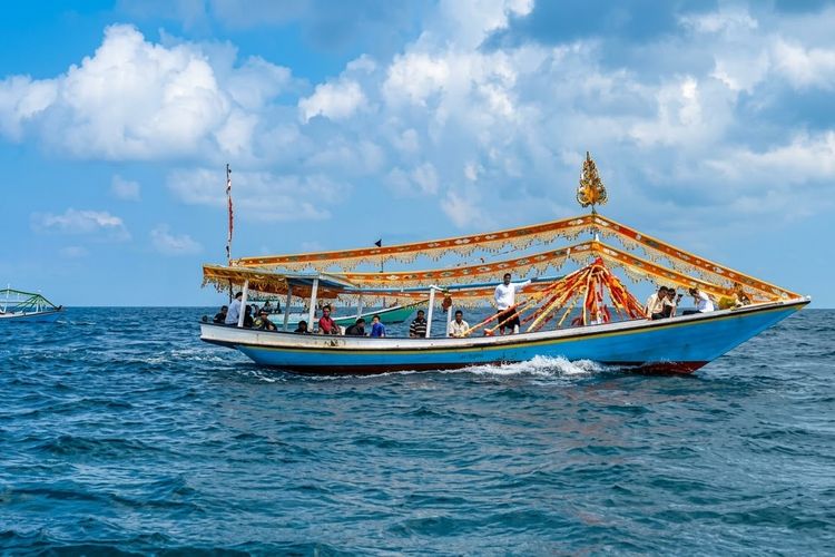 Rokat Tase’ di Pulau Sumenep, Tradisi Syukur yang Dibawa ke Tengah Laut