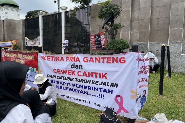 “Ketika pria ganteng dan cewek cantik dari Cikesuik turun ke jalan berarti pemerintah kelewatan…!!!” demikian tulisan di banner pegawai honorer dari Pandeglang dalam aksi demonstrasi menolak status paruh waktu di depan Gedung DPR, Senayan, Jakarta, Senin (3/2/2025).