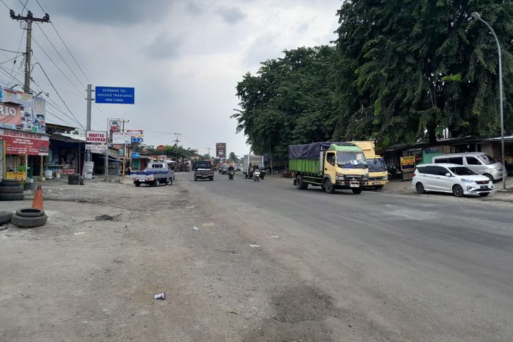 Jalan akses menuju gerbang tol Karawang Timur yang telah diperbaiki, Senin (24/2/2025).