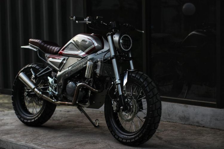 Motor custom Honda CBR150R bergaya scrambler garapan Jowo Custom