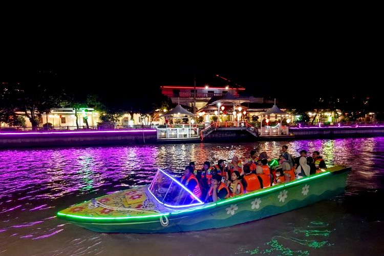 Menepi Sejenak di Kalimas, Cara Baru Menikmati Surabaya dari Atas Air