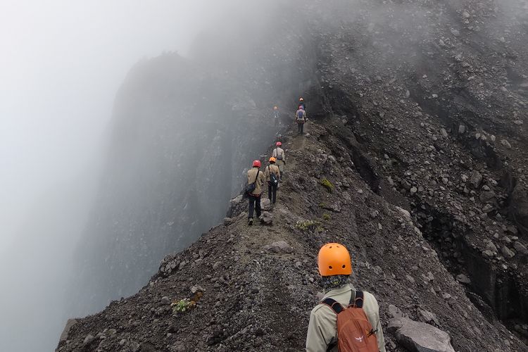 Potret Jembatan Shiratal Mustaqim di Gunung Raung yang diambil oleh Tim Wacaraung dari Keluarga Pecinta Alam Magmagama UGM pada pendakian di tahun 2019. 