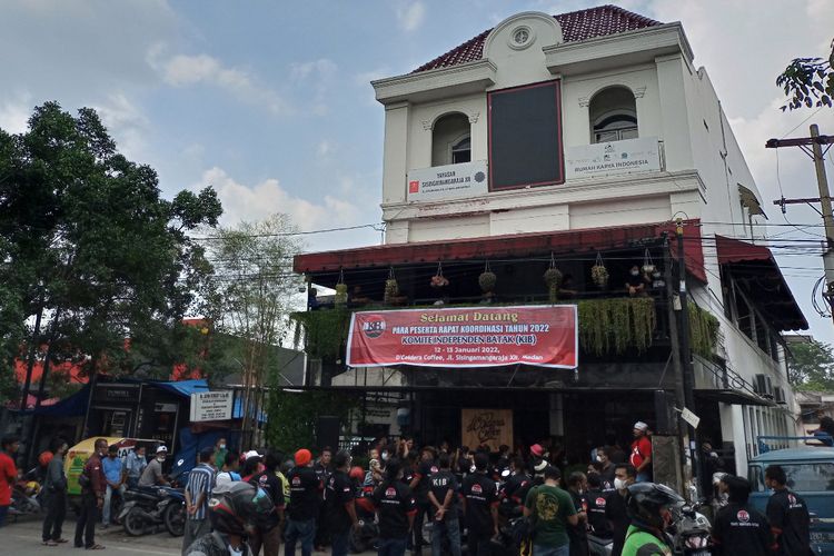 Bangunan tiga lantai di Jalan Sisingamangaraja Nomor 132 Medan milik John Robert Simanjuntak, sekretariat para aktivis Batak yang rencananya dieksekusi pada Kamis (13/1/2022)