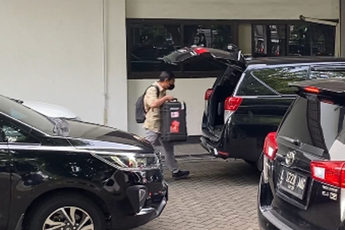 Proses penggeledahan KPK di Kantor KONI Jatim, Selasa (15/4/2025).