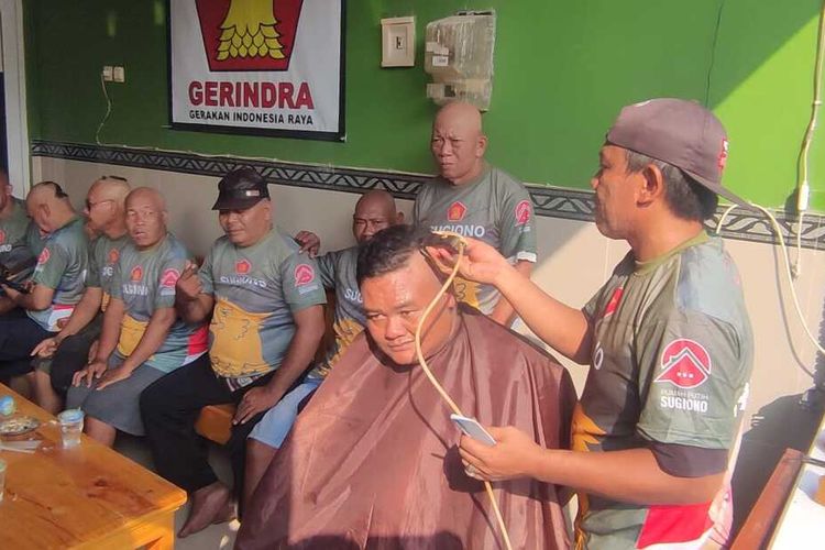 Sejumlah warga pendukung Prabowo-Gibran mengantre cukur botak di Genuk, Kota Semarang, Rabu (15/11/2203).