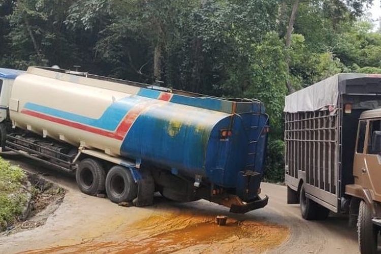 Tumpahan minyak crude palm oil (CPO) di di ruas jalan Gunung Kulu tepatnya di kilometer 41 diakibatkan karena truk pengangkut CPO mengalami patah gardan, di Aceh Besar, Senin(10/7/2023). 
