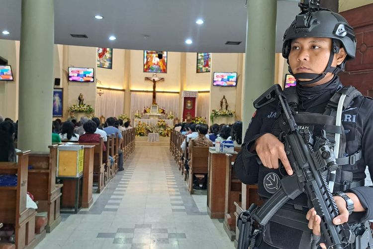 Polisi berjaga di Gereja Katedral Makassar, Sulawesi Selatan, Sabtu (8/4/2023).