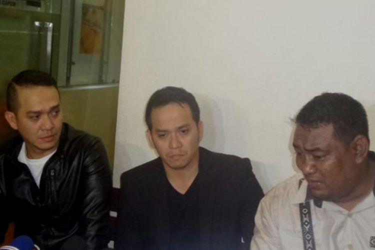 Fadli dan Fadlan didampingi kuasa hukum mereka memberi keterangan dalam konferensi kasus di The Belleza, Permata Hijau, Jakarta Selatan, pada Kamis (22/12/2016), .
