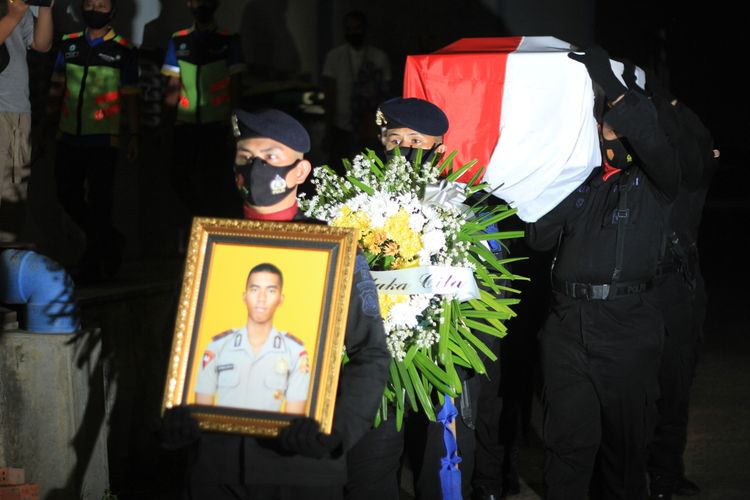 Jenazah Bharatu Anumerta I Komang Wira Natha, saat tiba di Bandara Sultan Mahmud Badaruddin II Palembang, Sumatera Selatan, Rabu (28/4/2021). I Komang tewas setelah terlibat kontak senjata dengan kelompok KKB di distrik Ilaga Utara, Kabupaten Puncak, Papua.