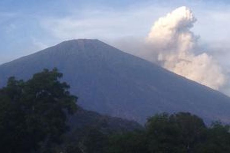 Asap Gunung Baru Jari sudah melebihi puncak Gunung Rinjani, Sabtu (7/11/2015) pagi.