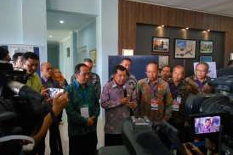 Wakil Presiden Jusuf Kalla saat memberikan pernyataan di Pusat Teknologi Penerbangan LAPAN, Rumpin, Bogor, Jawa Barat, Rabu (22/6/2016).