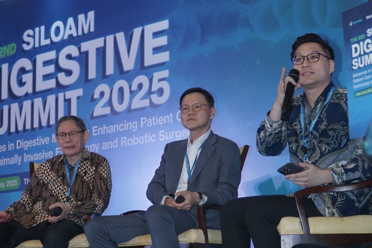 Marcellus Simadibrata dan Seung-Jae Myung saat menjadi pembicara dalam forum Siloam Digestive Summit 2025 yang diselenggarakan di Jakarta pada Sabtu (26/7/2025).