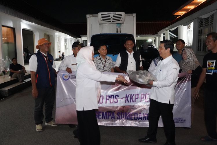 Kementerian Kelautan dan Perikanan (KP) menyalurkan bantuan 1,6 ton ikan beku kepada para korban gempa bumi di Sumedang, Jawa Barat (Jabar). 
