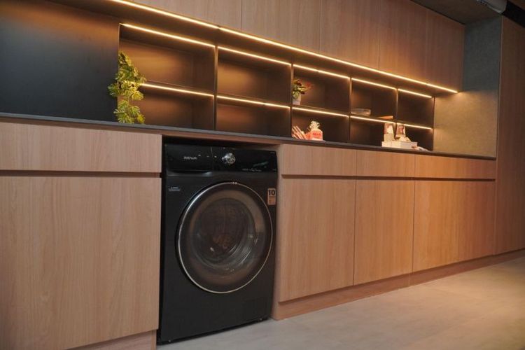 Desain elegan REIWA Experience Center.