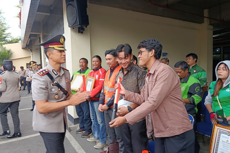 GenBurgeract Patungan Perbaiki Jalan Berlubang di Bekasi, Polisi Nilai Bisa Kurangi Kecelakaan