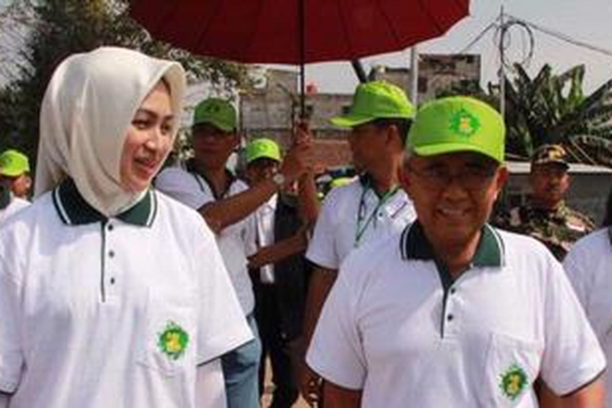 Walikota Tangsel Airin Rachmi Diany dan Menteri PU Djoko Kirmanto dalam acara di Bendung Gintung, Sabtu (21/5/11) siang