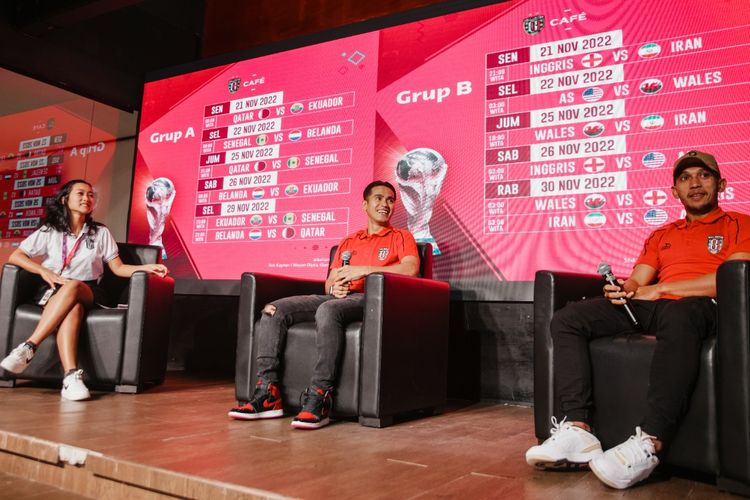Sidiq Saimima (tengah) dan Irfan Jaya (kanan) saat nobar bersama para Semeton pada pembukaan Piala Dunia 2022 Qatar di Bali United Cafe, Minggu (20/11/2022) malam.