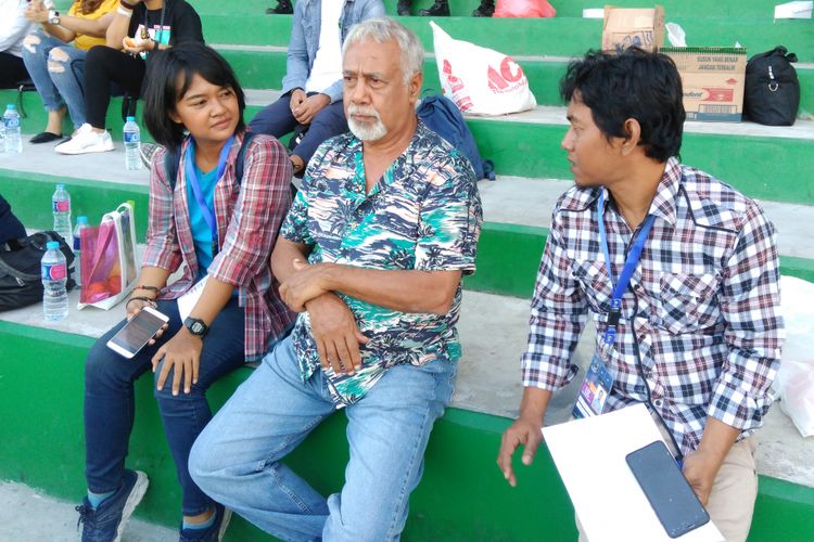 Mantan Presiden Timor Leste Xanana Gusmao (tengah), saat menyaksikan tim Timor Leste U-16 bertanding di Stadion Gelora Joko Samudro, Gresik.