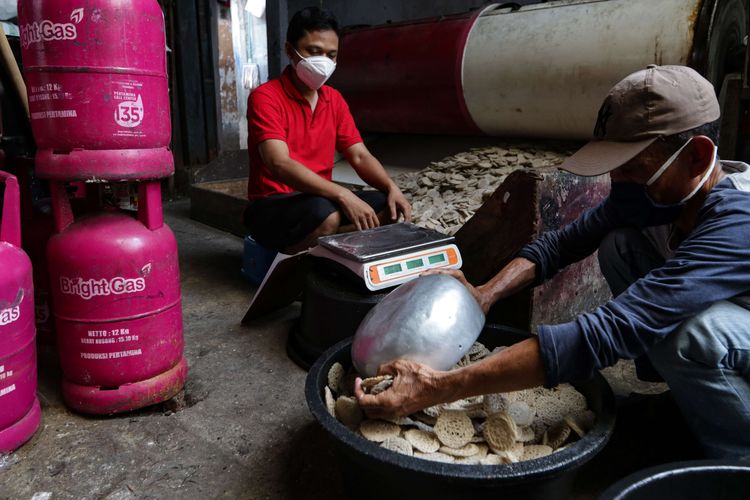 Produksi kerupuk di Erna Jaya, Pancoran, Jakarta Selatan, Senin (1/3/2021). Kapasitas produksi Erna Jaya 1 ton perhari.