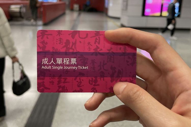 Bentuk tiket sekali perjalanan MTR Hong Kong saat berangkat dari stasiun Central, Rabu (15/2/2023).