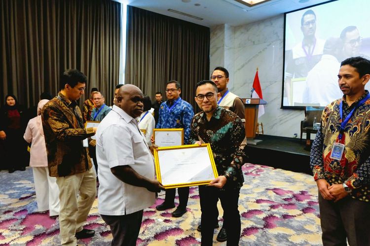 ESG & Climate Change Manager Merdeka Bahtiar Manurung menerima penghargaan PRISMA dari Menteri HAM Natalius Pigai.