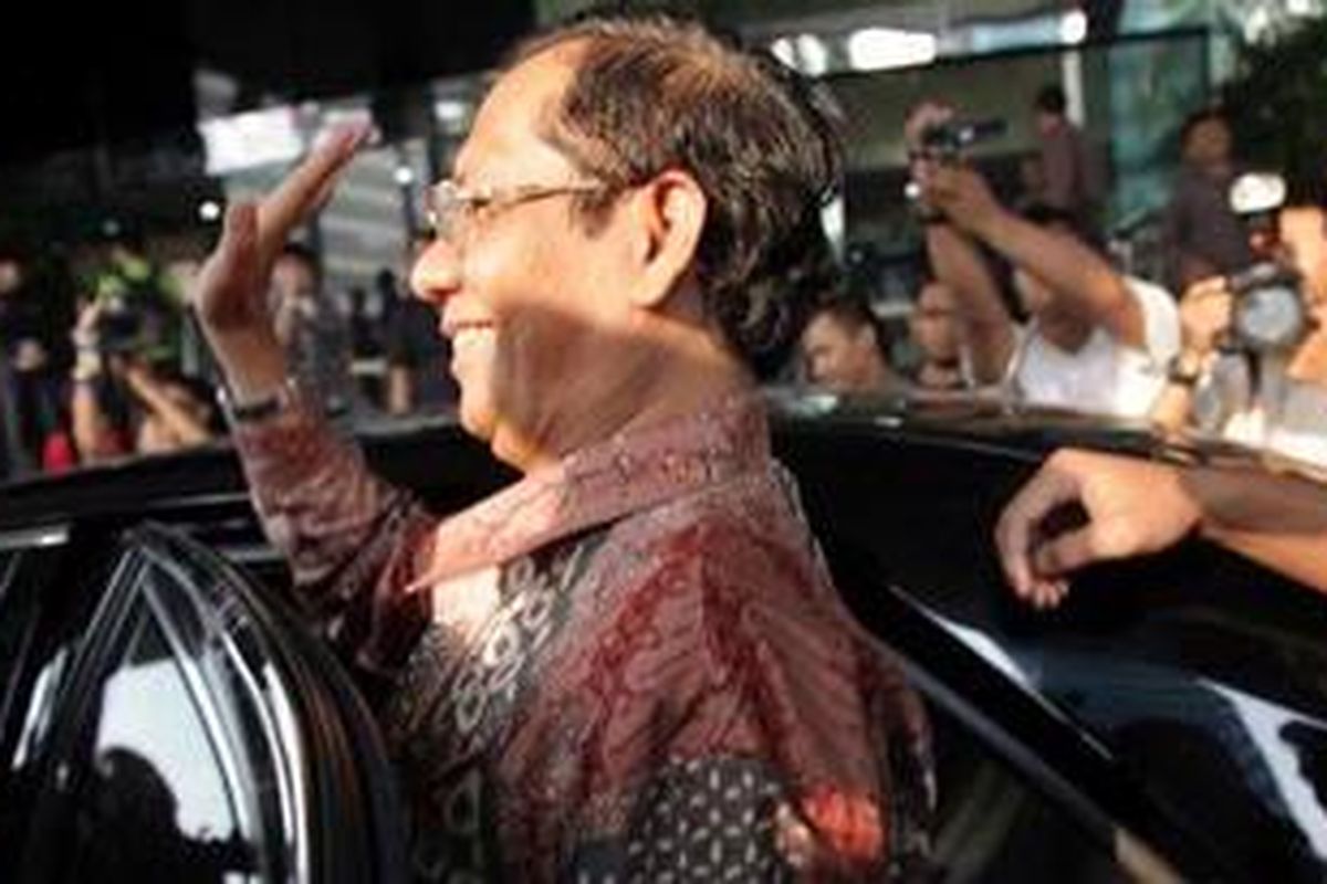 Ketua Mahkamah Konstitusi, Mahfud MD, meninggalkan gedung Komisi Pemberantasan Korupsi usai bertemu dengan pimpinan KPK di Jakarta, Selasa (24/5/2011). Mahfud datang ke KPK bersama Sekertaris Jendral MK, Janedjri M Gaffar untuk membicarakan isu korupsi yang terjadi belakangan ini.