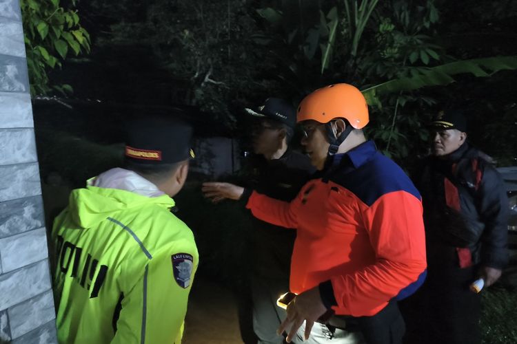 Longsor Terjang Dua Rumah di Sumedang, Satu Korban Masih Tertimbun