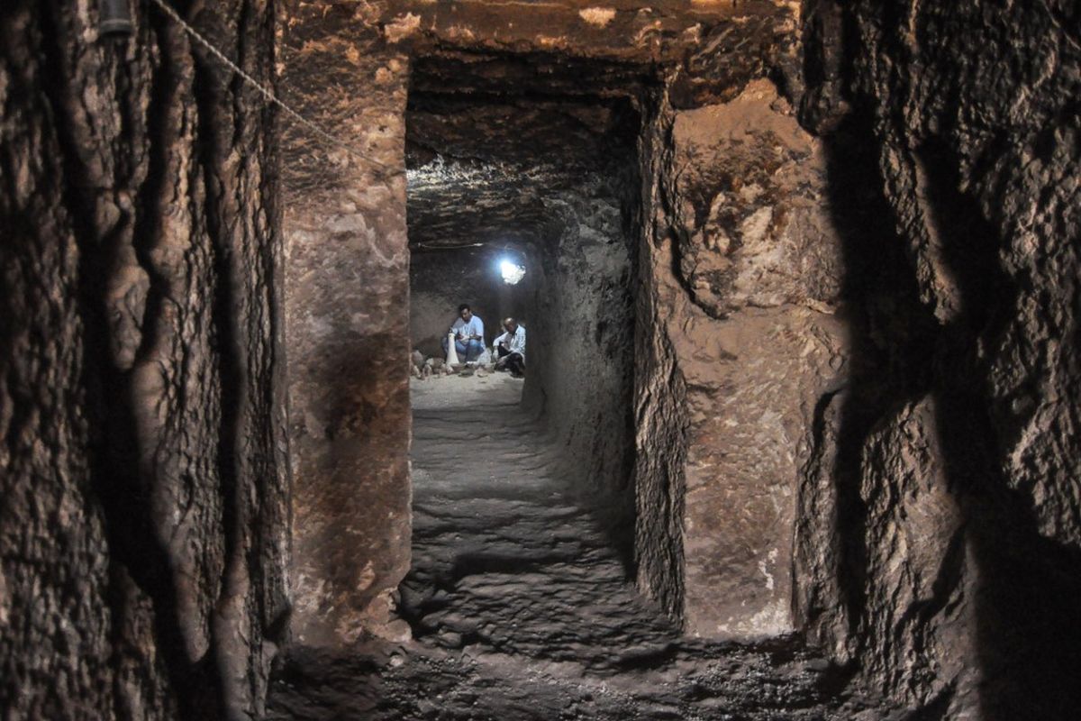 Para arkeolog Mesir bekerja di dalam makam Shedsu-Djehuty yang baru ditemukan di pekuburan Draa Abul Naga di Tepi Barat Luxor, 700 km selatan Kairo, pada 18 April 2019.