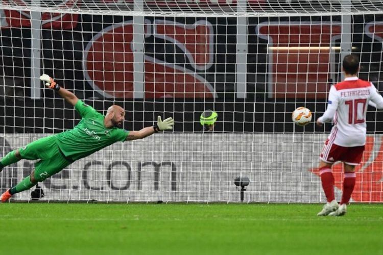 Pepe Reina gagal mengantisipasi tendangan Miguel Angel Guerrero saat AC Milan vs Olympiakos beradu dalam lanjutan Liga Europa di San Siro, 4 Oktober 2018. 