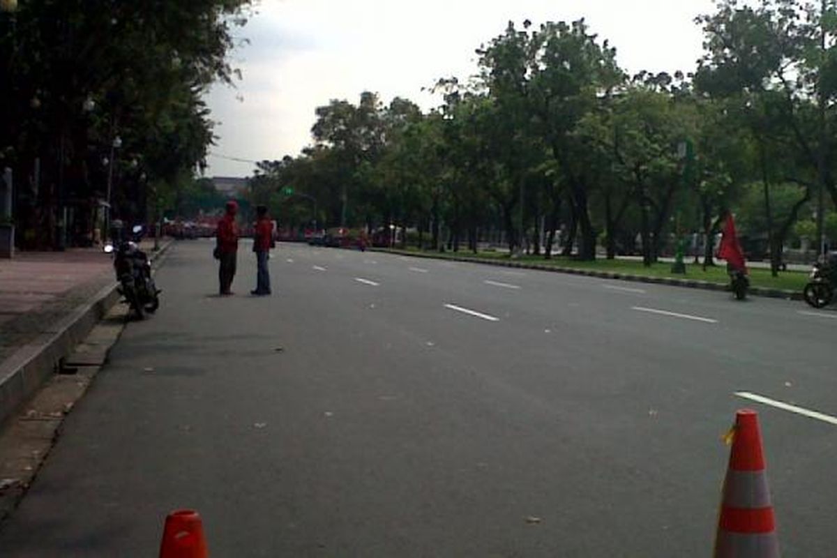 Jalan Merdeka Utara ditutup.