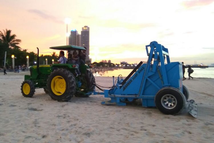 Mesin pembersih sampah di pasir yang didatangkan Taman Impian Jaya Ancol dari Amerika Serikat. 