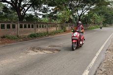 Kala Pengusaha Perbaiki Sendiri Jalan Rusak di Kalimalang yang Bahayakan Pengendara...