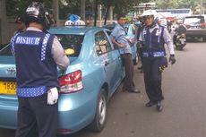 Penertiban di Jalan Widya Chandra, Taksi Diderek dan PKL Diusir