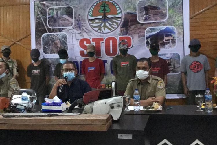 BBKSDA Riau menggelar konferensi pers penangkapan tujuh orang pelaku illegal logging di Cagar Alam Bukit Bungkuk, Kabupaten Kampar, Riau, Senin (15/6/2020).