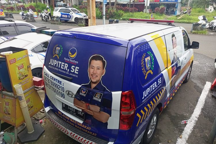 Ambulans berstiker Nasdem diamankan setelah lawan arus di Puncak, Bogor. Awalnya sopir ambulans mengaku akan mengirimkan bantuan ke korban gempa Cianjur, namun ternyata hendak family gathering. 