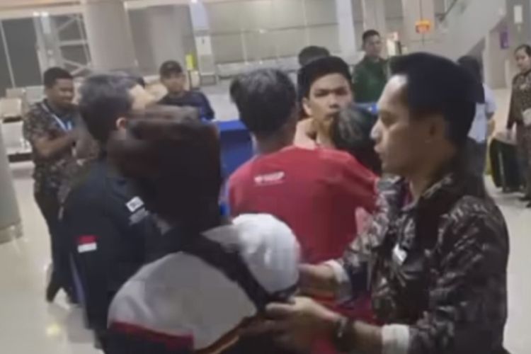 Detik-detik seorang penumpang dan petugas PT Pelni akan adu jotos di Pelabuhan Seokarno Hatta Makassar, Sulsel, Kamis (21/9/2023) malam