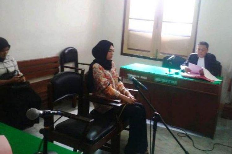 Febi Nur Amelia saat duduk di kursi dakwaan ruang Cakra 5, Selasa (7/1/2020). 