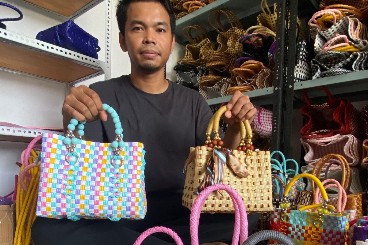 Rofiq, warga Desa Pucanganom, Kecamatan Kebonsari, Kabupaten Madiun, Jawa Timur menunjukkan tas-tas anyaman karyanya yang sudah dimodifikasi dengan aneka aksesoris sehingga diminati hingga luar negeri. 