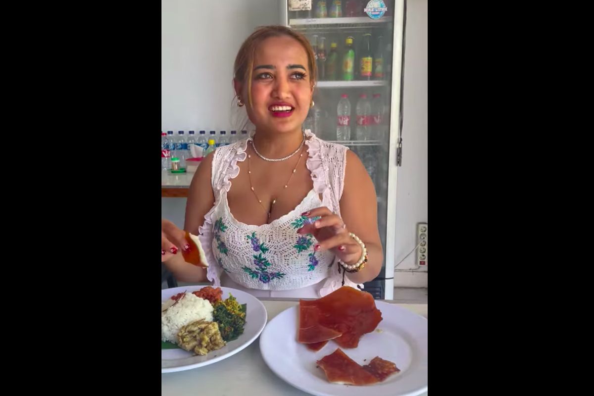 Buat Konten Makan Kulit Babi, Selebgram Lina Mukherjee Dilaporkan ke Polda  Sumsel