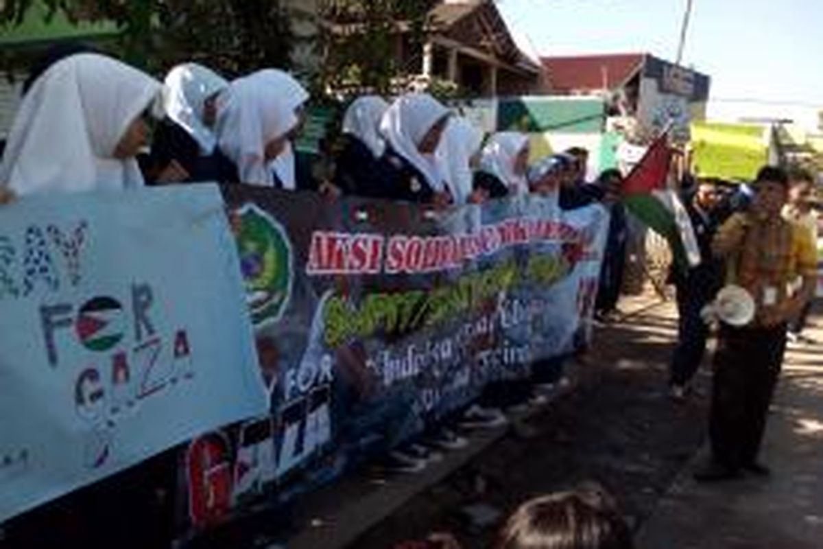 Siswa SMP menggelar aksi penggalangan dana untuk Palestina