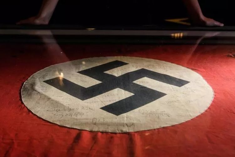 Sebuah bendera Nazi yang disimpan di Museum Tentara nasional di London.