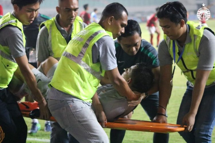 Andritany ditandu keluar lapangan setelah mengalami cedera pada laga Indonesia vs Uzbekistan di Stadion Pakansari, 3 Mei 2018.