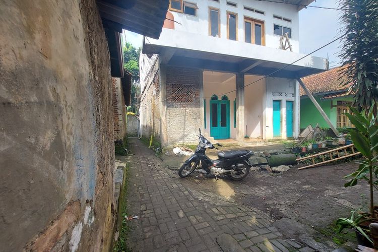 Markas Khilafatul Muslimin di Kota Cimahi. Sebelumnya di depan rumah ini ada papan nama bertuliskan Markas Khilafatul Muslimin yang kini sudah dicabut.